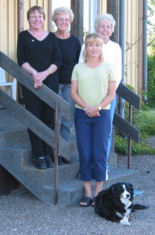 Systrar och kusiner Systrar och kusiner: Wendy Winkelman, Marlys Winkelman, Sharon Mitchell och Pam Sullivan på släktbesök. Bilden tagen i Klostergården, Södra Kyrketorp 2004-05-30 Med på bilden är också Grynet.