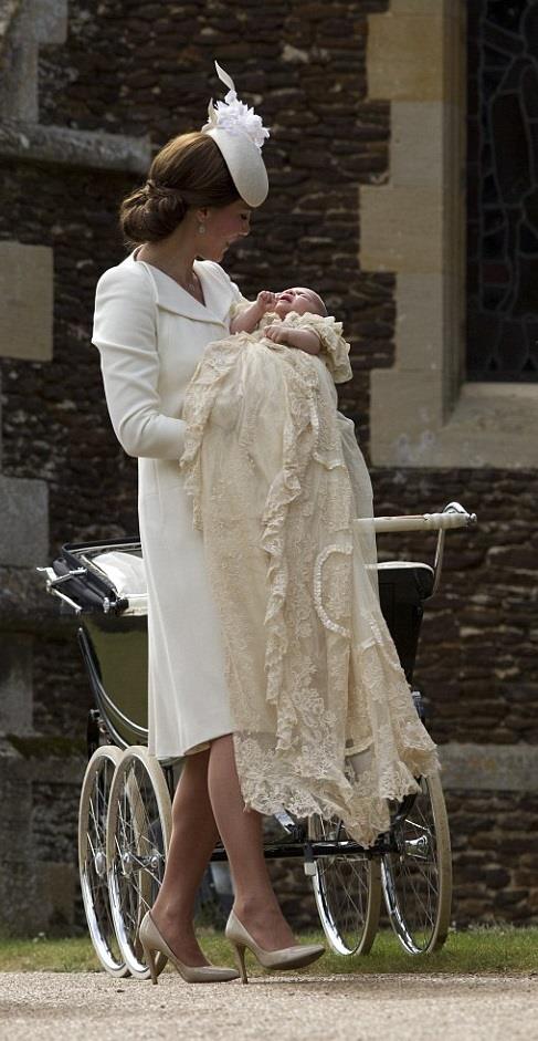 Prinsessan Charlotte döptes i en sagolik dopdräkt gjord av spets och satin och drogs i samma vagn som drottning Elizabeth använt till sina söner. Detta om något är ett kungligt arv. Bildkälla: https://www.facebook.com/LuluInThePalace