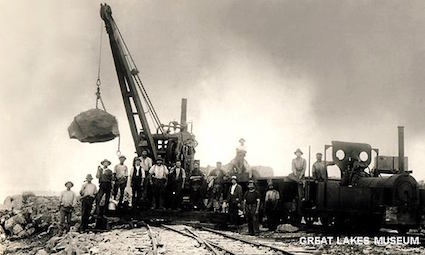 Gruppfoto på arbetsgruppen under bygget av vågbrytaren cirka 1895. 