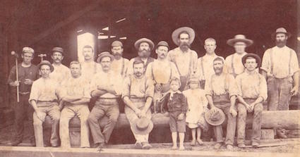 Gruppfoto från sågverket som Oskar arbetade på i Tuncurry. Oskar sitter på den främre raden, tredje från vänster