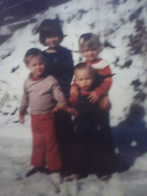 Jag, min storasyster och två småbröder. Jag tror att jag är 3 år på bilden. 