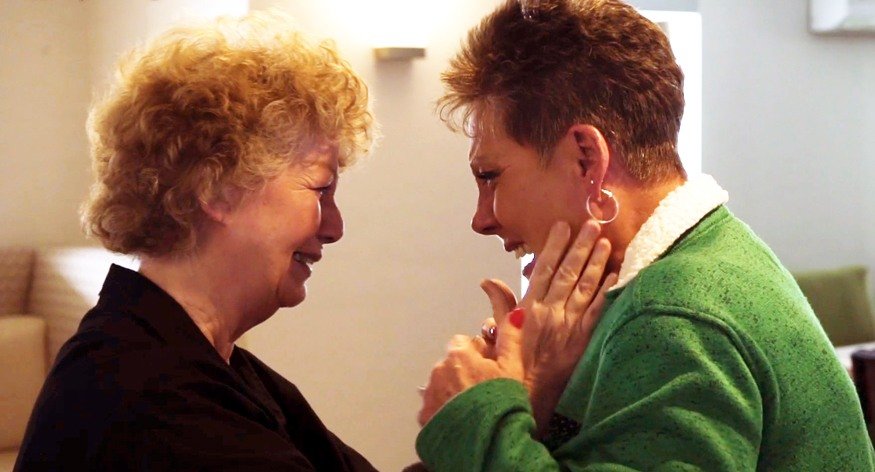 Kvinna återförenad med sin mamma efter 50 års sökning