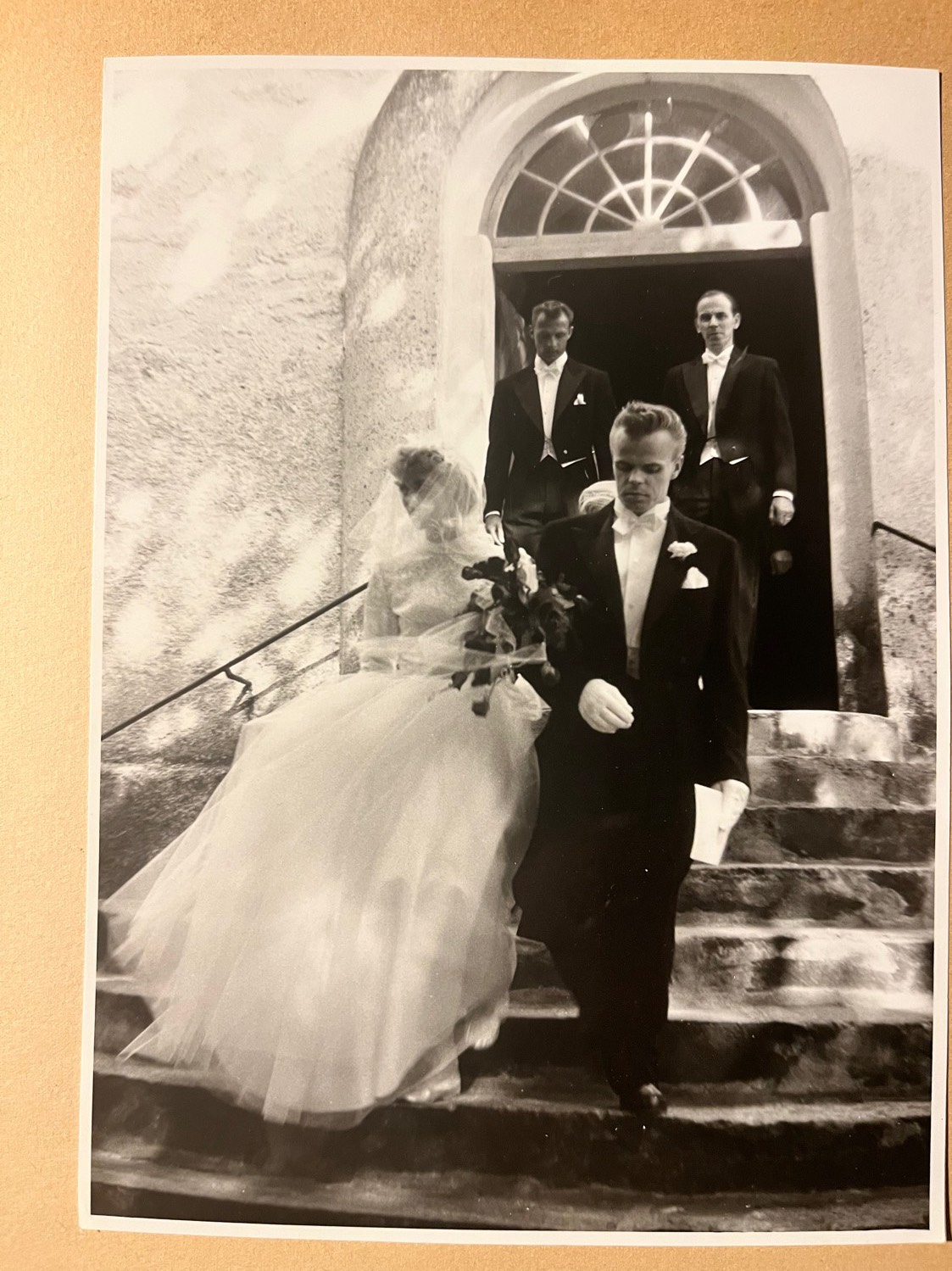 Bröllop 1958. Fotot är förbättrat och färglagt av MyHeritage.