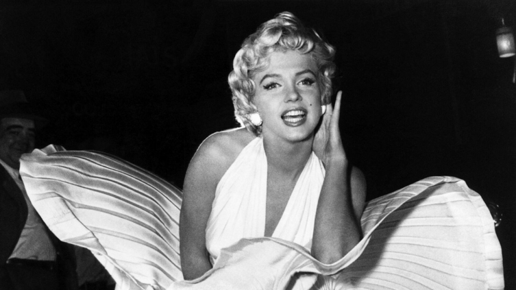 Dakota Johnson ska spela Marilyn Monroe. Det visar sig att de faktiskt är släkt!