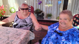 Halvsystrar födda med några månaders mellanrum finner varandra vid 75-års ålder tack vare MyHeritage DNA